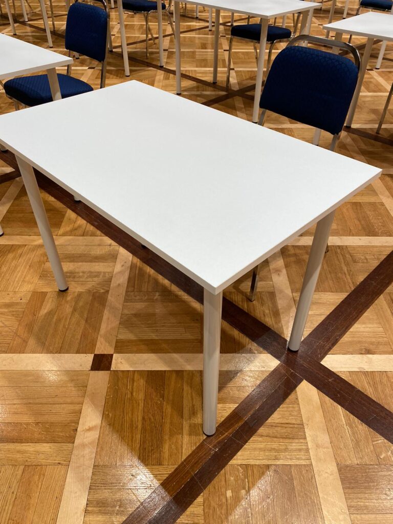 White Meeting Table for single use > sanitizable